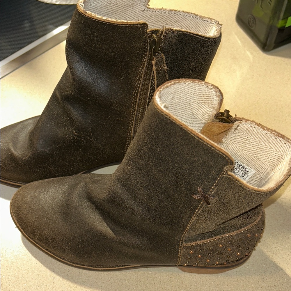 Reef Dark Brown Ankle Boots with Stud Accents Size 7 EUC Lowest Price